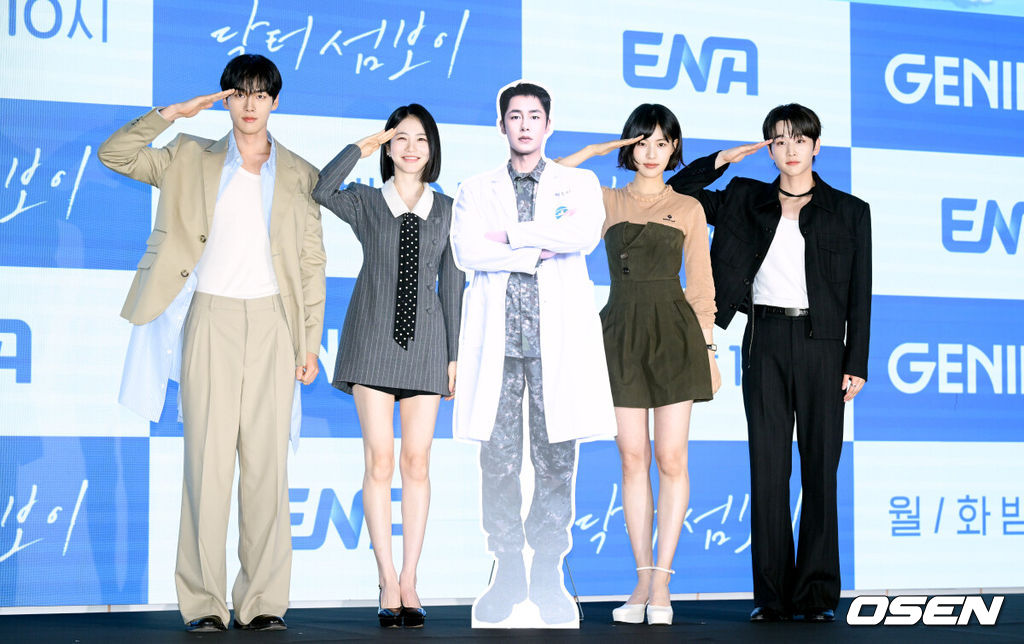 ENA 새 월화드라마 '닥터 섬보이' 제작발표회가 26일 서울 구로구 신도림 디큐브시티 더 세인트에서 열렸다. ‘닥터 섬보이’는 모두가 기피하는 악명 높은 섬 ‘편동도’ 에 입도한 공중보건의사 도지의(이재욱 분)와 비밀 많은 간호사 육하리(신예은 분)가 그리는 메디컬 휴먼 로맨스다.배우 홍민기(왼쪽부터), 신예은, 이수경, 김윤우가 포즈를 취하고 있다. 2026.05.26 /cej@osen.co.kr