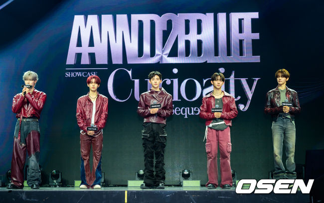 [OSEN=박준형 기자] 26일 오후 서울 블루스퀘에서 그룹 앤더블(AND2BLE) 미니 1집 ‘Sequence 01: Curiosity’ 데뷔 쇼케이스가 진행됐다.<br /><br />앤더블(장하오,&nbsp;유승언,&nbsp;리키,&nbsp;김규빈,&nbsp;한유진)은 YH엔터테인먼트가 약 4년 만에 선보이는 보이그룹이다.<br /><br />그룹 앤더블이 인사말을 하고 있다. 2026.05.26 / soul1014@osen.co.kr