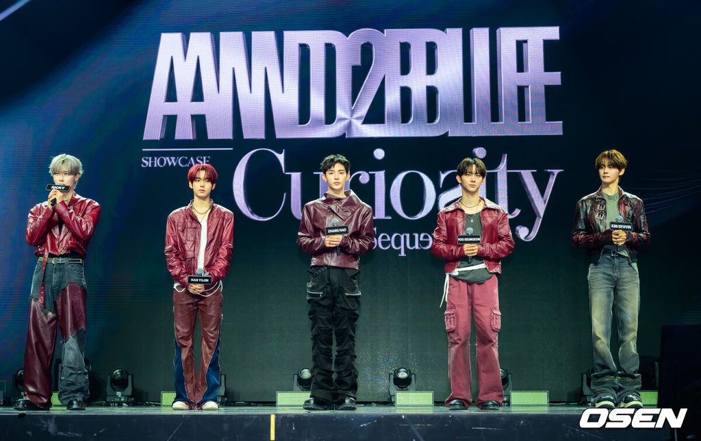 26일 오후 서울 블루스퀘에서 그룹 앤더블(AND2BLE) 미니 1집 ‘Sequence 01: Curiosity’ 데뷔 쇼케이스가 진행됐다.<br /><br />앤더블(장하오, 유승언, 리키, 김규빈, 한유진)은 YH엔터테인먼트가 약 4년 만에 선보이는 보이그룹이다.<br /><br />그룹 앤더블이 인사말을 하고 있다. 2026.05.26 / soul1014@osen.co.kr