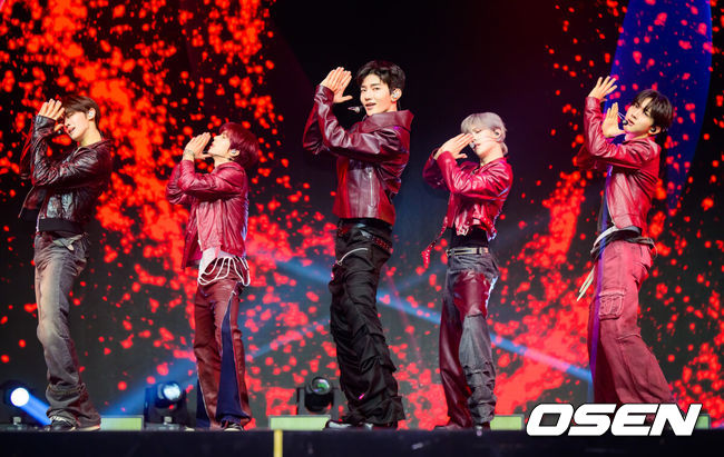 [OSEN=박준형 기자] 26일 오후 서울 블루스퀘에서 그룹 앤더블(AND2BLE) 미니 1집 ‘Sequence 01: Curiosity’ 데뷔 쇼케이스가 진행됐다.<br /><br />앤더블(장하오,&nbsp;유승언,&nbsp;리키,&nbsp;김규빈,&nbsp;한유진)은 YH엔터테인먼트가 약 4년 만에 선보이는 보이그룹이다.<br /><br />그룹 앤더블이 멋진 무대를 펼치고 있다. 2026.05.26 / soul1014@osen.co.kr