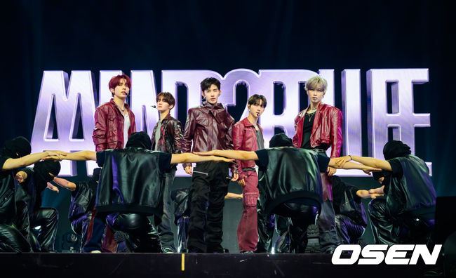 [OSEN=박준형 기자] 26일 오후 서울 블루스퀘에서 그룹 앤더블(AND2BLE) 미니 1집 ‘Sequence 01: Curiosity’ 데뷔 쇼케이스가 진행됐다.<br /><br />앤더블(장하오,&nbsp;유승언,&nbsp;리키,&nbsp;김규빈,&nbsp;한유진)은 YH엔터테인먼트가 약 4년 만에 선보이는 보이그룹이다.<br /><br />그룹 앤더블이 멋진 무대를 펼치고 있다. 2026.05.26 / soul1014@osen.co.kr