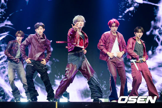 [OSEN=박준형 기자] 26일 오후 서울 블루스퀘에서 그룹 앤더블(AND2BLE) 미니 1집 ‘Sequence 01: Curiosity’ 데뷔 쇼케이스가 진행됐다.<br /><br />앤더블(장하오,&nbsp;유승언,&nbsp;리키,&nbsp;김규빈,&nbsp;한유진)은 YH엔터테인먼트가 약 4년 만에 선보이는 보이그룹이다.<br /><br />그룹 앤더블이 멋진 무대를 펼치고 있다. 2026.05.26 / soul1014@osen.co.kr