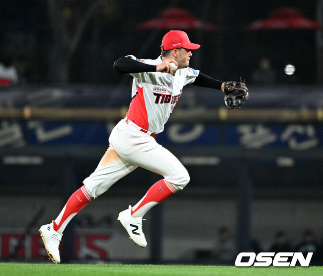 [OSEN=광주, 이대선 기자] 3일 광주-기아 챔피언스필드에서 2026 신한 SOL KBO리그 KIA 타이거즈와 NC 다이노스의 경기가 열렸다.이날 KIA는 제임스 네일, NC는 구창모를 선발로 내세웠다.4회초 1사에서 KIA 데일이 NC 김형준을 땅볼 처리하고 있다. 2026.04.03 /sunday@osen.co.kr