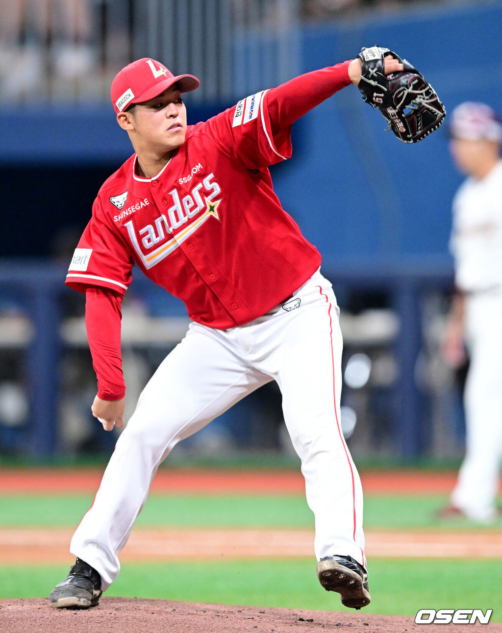 1일 오후 서울 고척스카이돔에서 ‘2024 신한 SOL Bank KBO리그’ 키움 히어로즈와 SSG 랜더스의 경기가 열렸다.이날 홈팀 키움은 조영건, 방문팀 SSG은 시라카와 케이쇼를 선발로 내세운다.1회말 SSG 선발 시라카와 케이쇼가 힘차게 공을 뿌리고 있다. 2024.06.01 / dreamer@osen.co.kr
