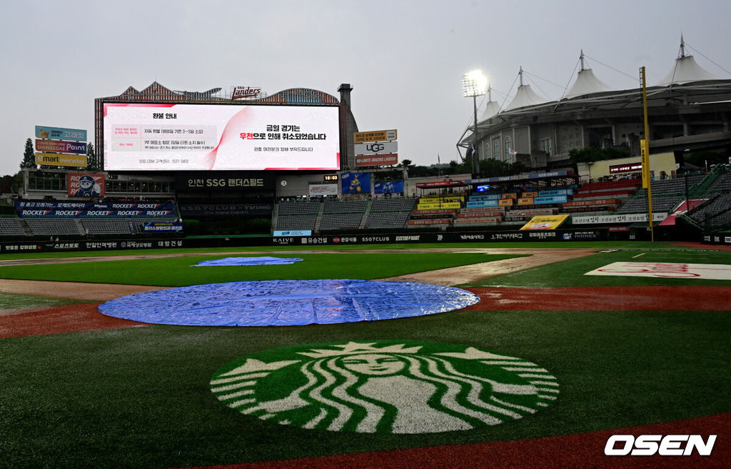 26일 인천SSG랜더스필드에서 열릴 예정이던 2026 신한 SOL KBO리그 SSG 랜더스와 삼성 라이온즈의 경기가 우천으로 취소됐다.이날 오후 5시 이후 갑작스런 폭우로 그라운드에 물웅덩이가 생기기 시작했고, 6시 경 KBO는 취소를 발표했다.우천 취소를 알리는 인천SSG랜더스필드 전광판. 2026.05.26 / jpnews@osen.co.kr