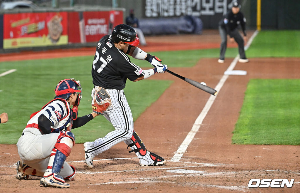 26일 부산 사직야구장에서 2026 신한 SOL KBO 리그 롯데 자이언츠와 LG 트윈스의 경기가 열렸다. 홈팀 롯데는 비슬리가, 방문팀 LG는 톨허스트가 선발 출전했다.LG 트윈스 박동원이 2회초 1사 좌월 솔로 홈런을 치고 있다. 2026.05.26 / foto0307@osen.co.kr