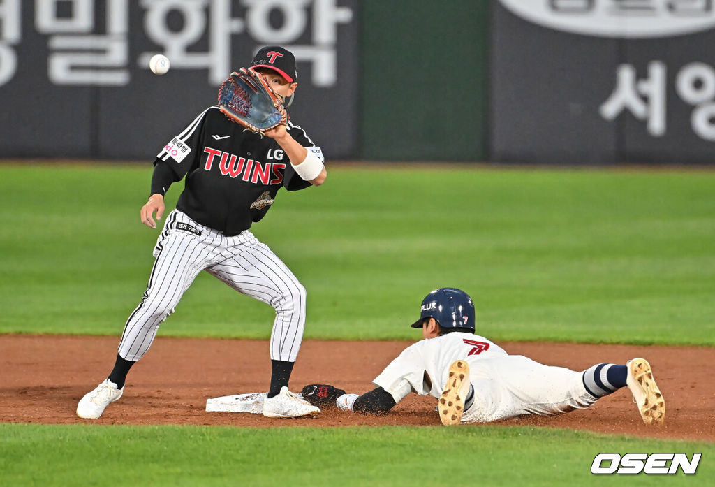 26일 부산 사직야구장에서 2026 신한 SOL KBO 리그 롯데 자이언츠와 LG 트윈스의 경기가 열렸다. 홈팀 롯데는 비슬리가, 방문팀 LG는 톨허스트가 선발 출전했다.롯데 자이언츠 장두성이 3회말 무사 손성빈 삼진 아웃때 2루 도루를 성공하고 있다. 2026.05.26 / foto0307@osen.co.kr