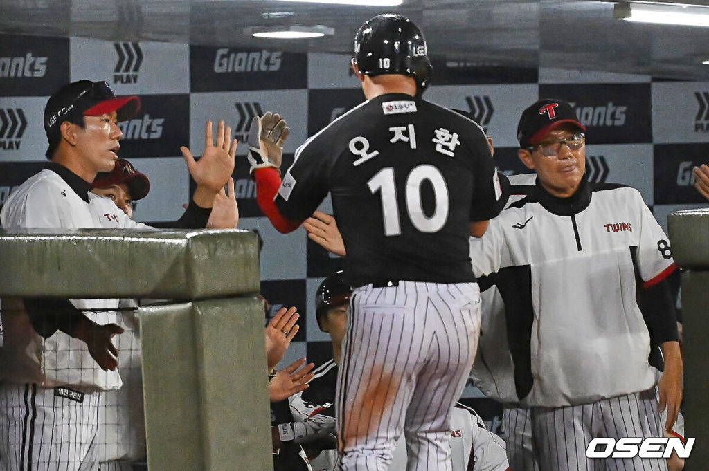 26일 부산 사직야구장에서 2026 신한 SOL KBO 리그 롯데 자이언츠와 LG 트윈스의 경기가 열렸다. 홈팀 롯데는 비슬리가, 방문팀 LG는 톨허스트가 선발 출전했다.LG 트윈스 오지환이 7회초 무사 1루 천성호의 좌익수 왼쪽 2루타 때 득점을 올리고 염경엽 감독과 하이파이브를 하고 있다. 2026.05.26 / foto0307@osen.co.kr