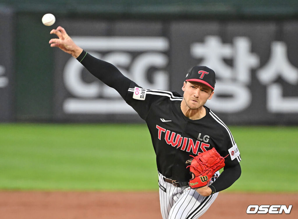 26일 부산 사직야구장에서 2026 신한 SOL KBO 리그 롯데 자이언츠와 LG 트윈스의 경기가 열렸다. 홈팀 롯데는 비슬리가, 방문팀 LG는 톨허스트가 선발 출전했다.LG 트윈스 선발 투수 톨허스트가 역투하고 있다. 2026.05.26 / foto0307@osen.co.kr