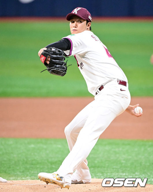[OSEN=고척, 조은정 기자]26일 오후 서울 고척스카이돔에서 2026 신한 SOL KBO 리그 키움 히어로즈와 KIA 타이거즈의 경기가 열렸다.이날 경기에 키움은 안우진을, KIA는 김태형을 선발투수로 내세웠다.1회초 키움 안우진이 역투하고 있다.  2026.05.26 /cej@osen.co.kr