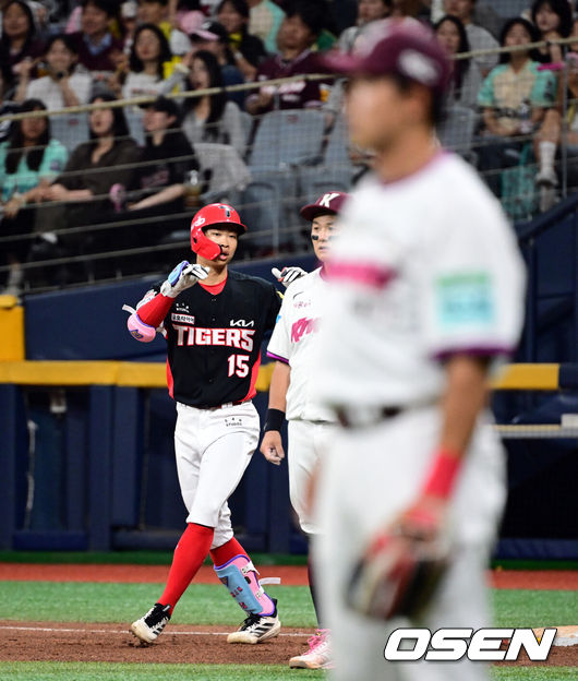 [OSEN=고척, 조은정 기자]26일 오후 서울 고척스카이돔에서 2026 신한 SOL KBO 리그 키움 히어로즈와 KIA 타이거즈의 경기가 열렸다.이날 경기에 키움은 안우진을, KIA는 김태형을 선발투수로 내세웠다.5회초 1사 2,3루에서 KIA 박재현이 선제 1타점 적시타를 날린 뒤 세리머니를 하고 있다.  2026.05.26 /cej@osen.co.kr