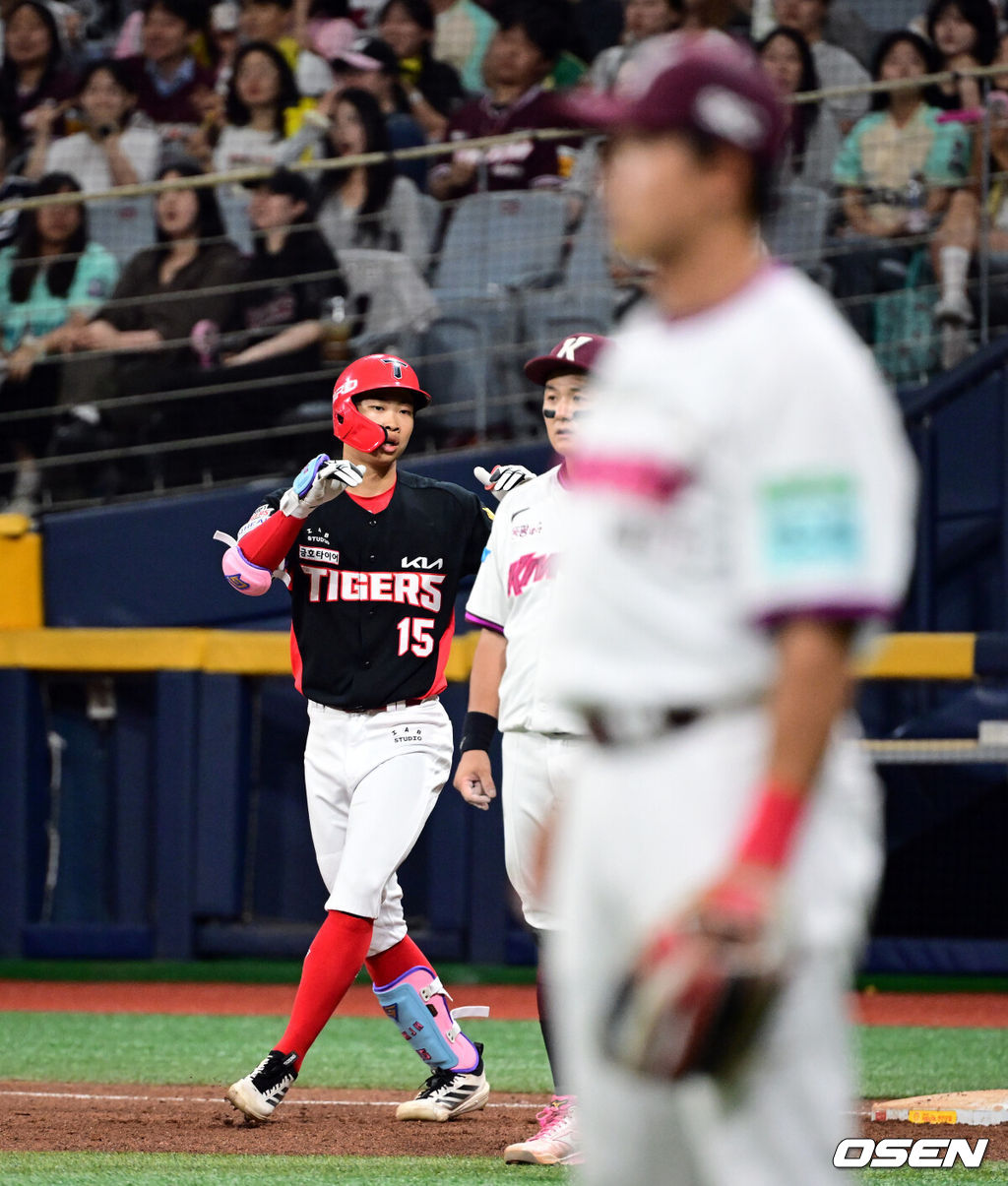 26일 오후 서울 고척스카이돔에서 2026 신한 SOL KBO 리그 키움 히어로즈와 KIA 타이거즈의 경기가 열렸다.이날 경기에 키움은 안우진을, KIA는 김태형을 선발투수로 내세웠다.5회초 1사 2,3루에서 KIA 박재현이 선제 1타점 적시타를 날린 뒤 세리머니를 하고 있다.  2026.05.26 /cej@osen.co.kr