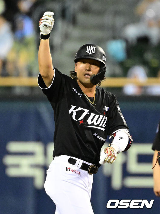 [OSEN=잠실, 지형준 기자] 26일 서울 잠실야구장에서 2026 신한 SOL KBO리그 두산 베어스와 KT 위즈의 경기가 열렸다.두산은 최민석, KT 보쉴리가 선발로 나섰다.6회초 무사 3루에서 KT 김상수가 1타점 적시타를 날리며 기뻐하고 있다. 2026.05.26&nbsp;/ jpnews@osen.co.kr