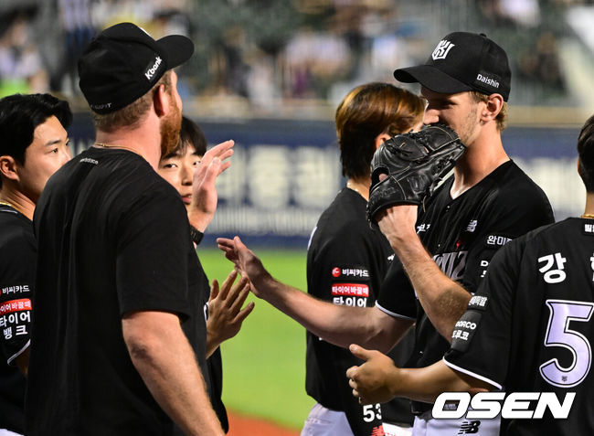 [OSEN=잠실, 지형준 기자] 26일 서울 잠실야구장에서 2026 신한 SOL KBO리그 두산 베어스와 KT 위즈의 경기가 열렸다.두산은 최민석, KT 보쉴리가 선발로 나섰다.7회말 수비를 마친 KT 보쉴리가 동료선수들과 하이파이브를 하고 있다. 2026.05.26&nbsp;/ jpnews@osen.co.kr