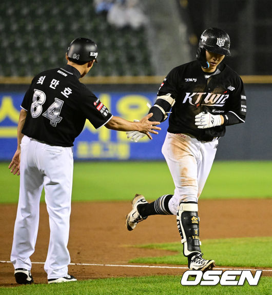 [OSEN=잠실, 지형준 기자] 26일 서울 잠실야구장에서 2026 신한 SOL KBO리그 두산 베어스와 KT 위즈의 경기가 열렸다.두산은 최민석, KT 보쉴리가 선발로 나섰다.9회초 2사에서 KT 최원준이 우월 솔로포를 날리며 최만호 코치와 하이파이브를 하고 있다. 2026.05.26&nbsp;/ jpnews@osen.co.kr
