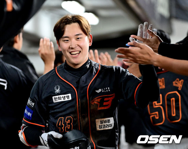 [OSEN=광주, 최규한 기자] 3일 오후 광주-KIA 챔피언스필드에서 ‘2024 신한 SOL Bank KBO리그’ KIA 타이거즈와 한화 이글스의 경기가 열렸다.이날 홈팀 KIA는 황동하를, 방문팀 한화는 리카르도 산체스를 선발로 내세운다.5회초 1사 1루 상황 한화 정은원이 달아나는 우월 투런포를 날리고 더그아웃 동료들과 기뻐하고 있다. 2024.05.03 / dreamer@osen.co.kr
