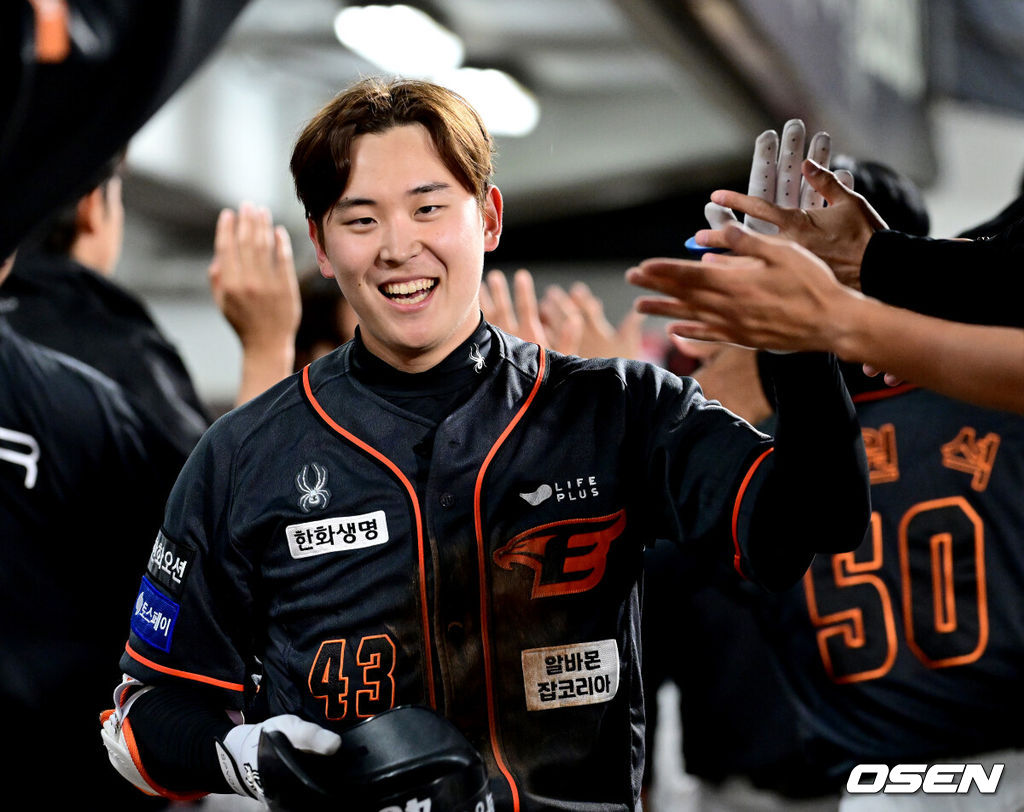 3일 오후 광주-KIA 챔피언스필드에서 ‘2024 신한 SOL Bank KBO리그’ KIA 타이거즈와 한화 이글스의 경기가 열렸다.이날 홈팀 KIA는 황동하를, 방문팀 한화는 리카르도 산체스를 선발로 내세운다.5회초 1사 1루 상황 한화 정은원이 달아나는 우월 투런포를 날리고 더그아웃 동료들과 기뻐하고 있다. 2024.05.03 / dreamer@osen.co.kr