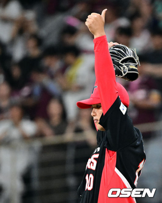 [OSEN=고척, 조은정 기자]26일 오후 서울 고척스카이돔에서 2026 신한 SOL KBO 리그 키움 히어로즈와 KIA 타이거즈의 경기가 열렸다.이날 경기에 키움은 안우진을, KIA는 김태형을 선발투수로 내세웠다.3회말 KIA 좌익수 박재현이 키움 권혁빈의 잘 맞은 타구를 처리하자 선발 김태형이 고마움을 전하고 있다. 2026.05.26 /cej@osen.co.kr