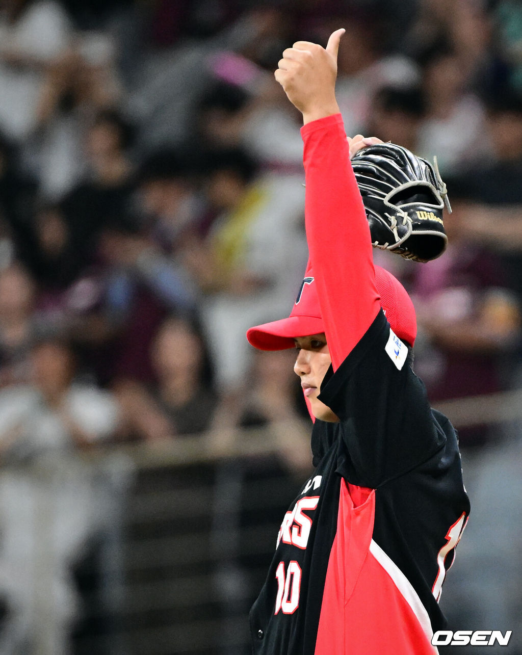 26일 오후 서울 고척스카이돔에서 2026 신한 SOL KBO 리그 키움 히어로즈와 KIA 타이거즈의 경기가 열렸다.이날 경기에 키움은 안우진을, KIA는 김태형을 선발투수로 내세웠다.3회말 KIA 좌익수 박재현이 키움 권혁빈의 잘 맞은 타구를 처리하자 선발 김태형이 고마움을 전하고 있다. 2026.05.26 /cej@osen.co.kr