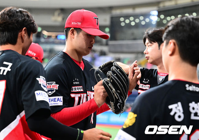 [OSEN=고척, 조은정 기자]26일 오후 서울 고척스카이돔에서 2026 신한 SOL KBO 리그 키움 히어로즈와 KIA 타이거즈의 경기가 열렸다.이날 경기에 키움은 안우진을, KIA는 김태형을 선발투수로 내세웠다.5회말 무실점으로 이닝을 마친 김태형이 더그아웃으로 향하고 있다.  2026.05.26 /cej@osen.co.kr