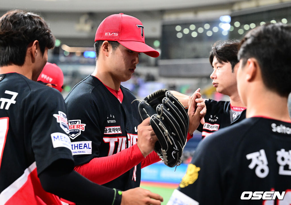 26일 오후 서울 고척스카이돔에서 2026 신한 SOL KBO 리그 키움 히어로즈와 KIA 타이거즈의 경기가 열렸다.이날 경기에 키움은 안우진을, KIA는 김태형을 선발투수로 내세웠다.5회말 무실점으로 이닝을 마친 김태형이 더그아웃으로 향하고 있다.  2026.05.26 /cej@osen.co.kr