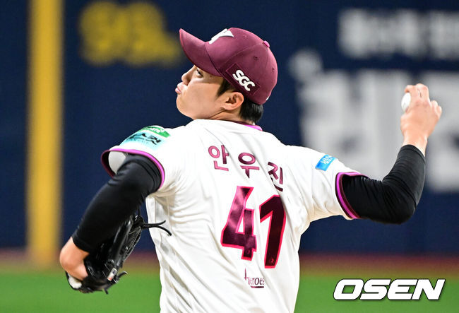 [OSEN=고척, 조은정 기자]26일 오후 서울 고척스카이돔에서 2026 신한 SOL KBO 리그 키움 히어로즈와 KIA 타이거즈의 경기가 열렸다.이날 경기에 키움은 안우진을, KIA는 김태형을 선발투수로 내세웠다.1회초 키움 안우진이 역투하고 있다.  2026.05.26 /cej@osen.co.kr