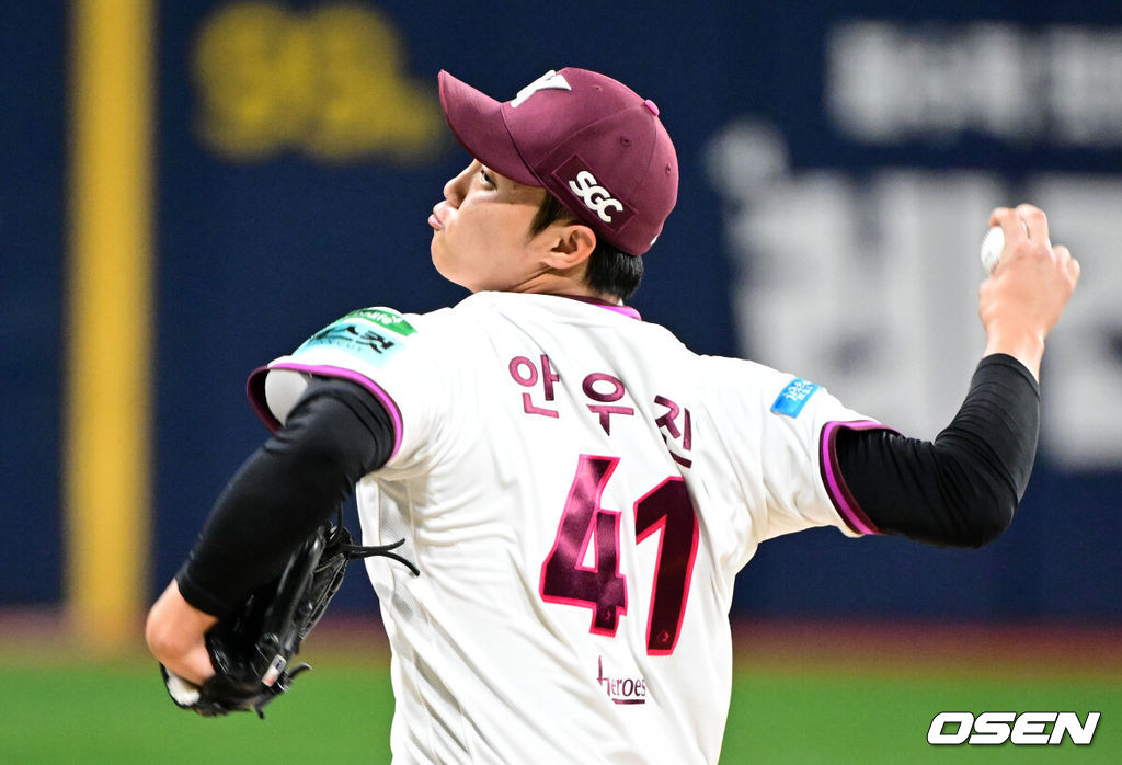 26일 오후 서울 고척스카이돔에서 2026 신한 SOL KBO 리그 키움 히어로즈와 KIA 타이거즈의 경기가 열렸다.이날 경기에 키움은 안우진을, KIA는 김태형을 선발투수로 내세웠다.1회초 키움 안우진이 역투하고 있다.  2026.05.26 /cej@osen.co.kr