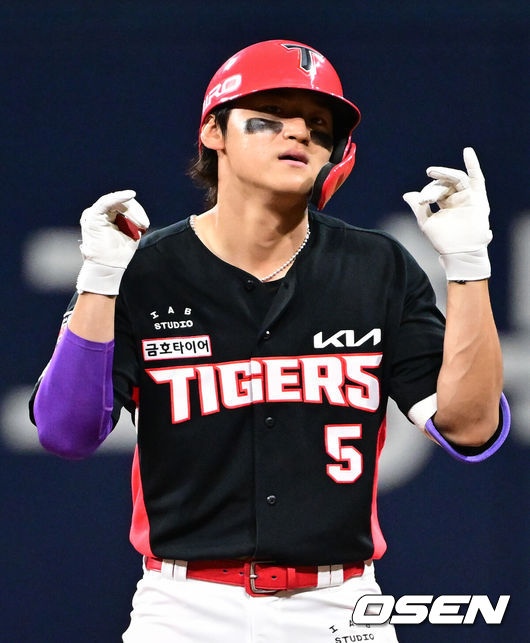 [OSEN=고척, 조은정 기자]26일 오후 서울 고척스카이돔에서 2026 신한 SOL KBO 리그 키움 히어로즈와 KIA 타이거즈의 경기가 열렸다.이날 경기에 키움은 안우진을, KIA는 김태형을 선발투수로 내세웠다.7회초 2사 만루에서 KIA 김도영이 싹쓸이 3타점 2루타를 날린 뒤 세리머니를 하고 있다. 2026.05.26 /cej@osen.co.kr