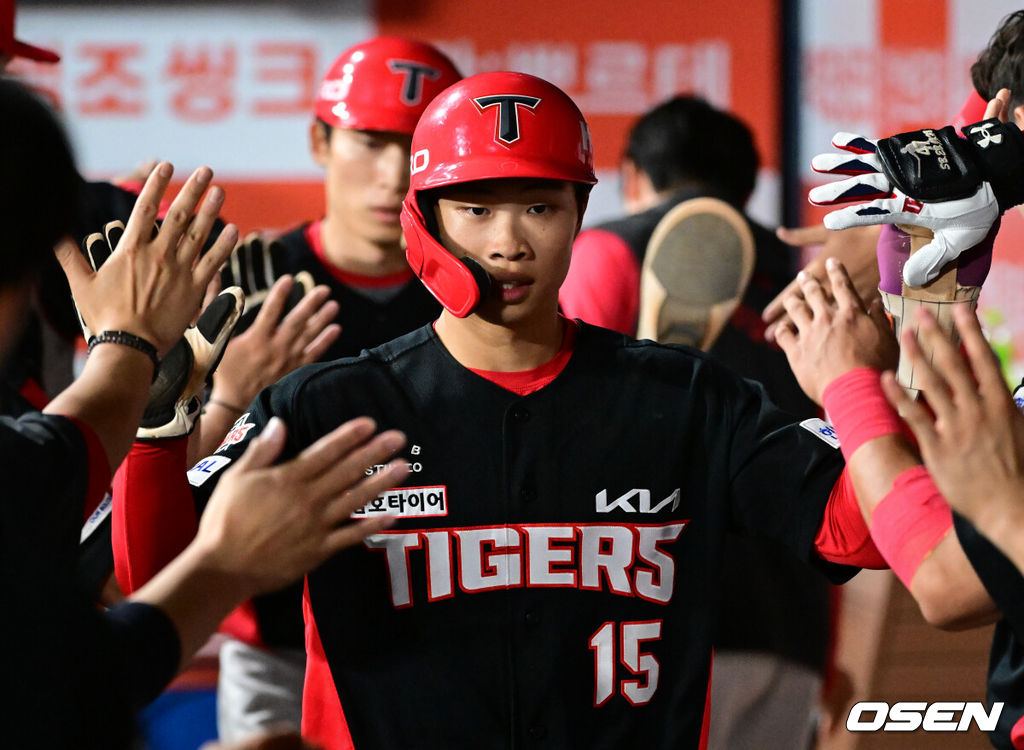 26일 오후 서울 고척스카이돔에서 2026 신한 SOL KBO 리그 키움 히어로즈와 KIA 타이거즈의 경기가 열렸다.이날 경기에 키움은 안우진을, KIA는 김태형을 선발투수로 내세웠다.7회초 2사 만루에서 KIA 김도영의 싹쓸이 3타점 2루타에 득점을 올린 박재현이 더그아웃에서 환영을 받고 있다. 2026.05.26 /cej@osen.co.kr