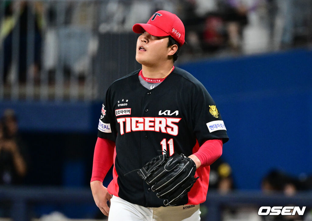 26일 오후 서울 고척스카이돔에서 2026 신한 SOL KBO 리그 키움 히어로즈와 KIA 타이거즈의 경기가 열렸다.이날 경기에 키움은 안우진을, KIA는 김태형을 선발투수로 내세웠다.7회말 2사 1,2루 상황에서 마운드에 오른 KIA 조상우가 무실점으로 이닝을 막은 뒤 내려오고 있다.  2026.05.26 /cej@osen.co.kr