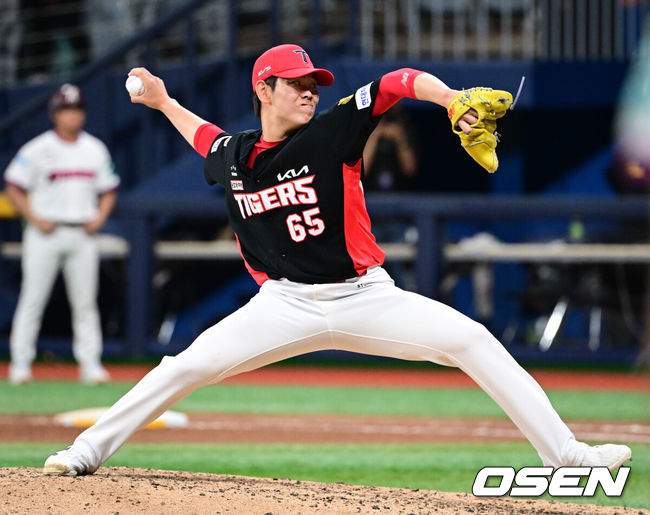 [OSEN=고척, 조은정 기자]26일 오후 서울 고척스카이돔에서 2026 신한 SOL KBO 리그 키움 히어로즈와 KIA 타이거즈의 경기가 열렸다.이날 경기에 키움은 안우진을, KIA는 김태형을 선발투수로 내세웠다.9회말 KIA 성영탁이 역투하고 있다. 2026.05.26 /cej@osen.co.kr