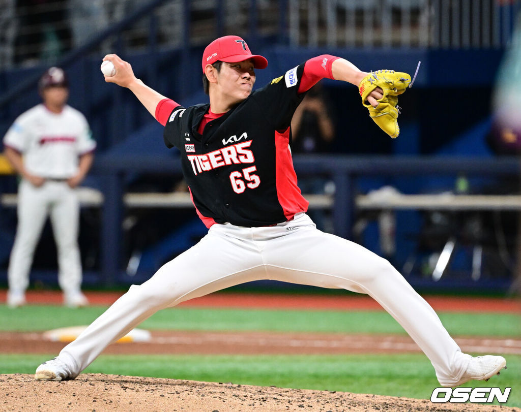 26일 오후 서울 고척스카이돔에서 2026 신한 SOL KBO 리그 키움 히어로즈와 KIA 타이거즈의 경기가 열렸다.이날 경기에 키움은 안우진을, KIA는 김태형을 선발투수로 내세웠다.9회말 KIA 성영탁이 역투하고 있다. 2026.05.26 /cej@osen.co.kr