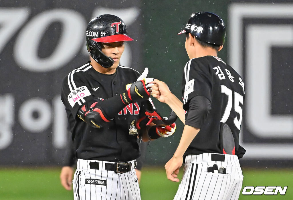 26일 부산 사직야구장에서 2026 신한 SOL KBO 리그 롯데 자이언츠와 LG 트윈스의 경기가 열렸다. 홈팀 롯데는 비슬리가, 방문팀 LG는 톨허스트가 선발 출전했다.LG 트윈스 천성호가 7회초 무사 1루 좌익수 왼쪽 1타점 2루타를 치고 하이파이브를 하고 있다. 2026.05.26 / foto0307@osen.co.kr