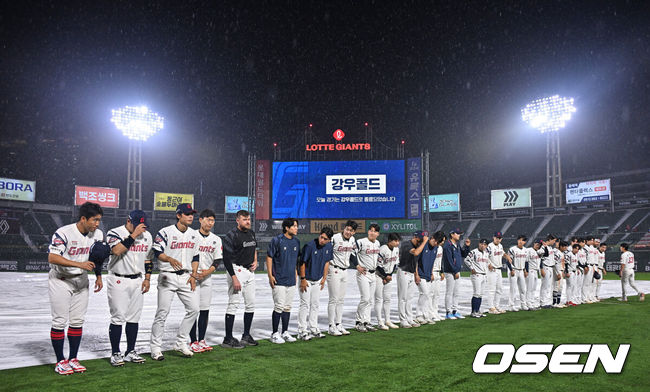 [OSEN=부산, 이석우 기자] 26일 부산 사직야구장에서 2026 신한 SOL KBO 리그 롯데 자이언츠와 LG 트윈스의 경기가 열렸다. 홈팀 롯데는 비슬리가, 방문팀 LG는 톨허스트가 선발 출전했다.롯데 자이언츠 선수들이 강우콜드로 경기가 종료되자 팬들에게 인사를 하고 있다. 2026.05.26 / foto0307@osen.co.kr