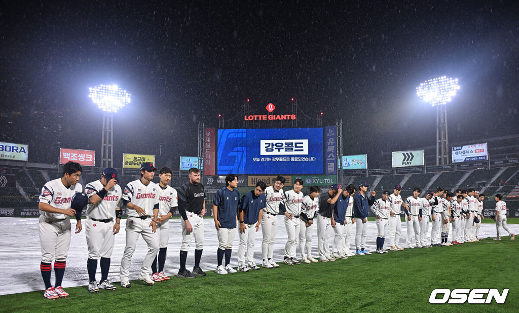 26일 부산 사직야구장에서 2026 신한 SOL KBO 리그 롯데 자이언츠와 LG 트윈스의 경기가 열렸다. 홈팀 롯데는 비슬리가, 방문팀 LG는 톨허스트가 선발 출전했다.롯데 자이언츠 선수들이 강우콜드로 경기가 종료되자 팬들에게 인사를 하고 있다. 2026.05.26 / foto0307@osen.co.kr