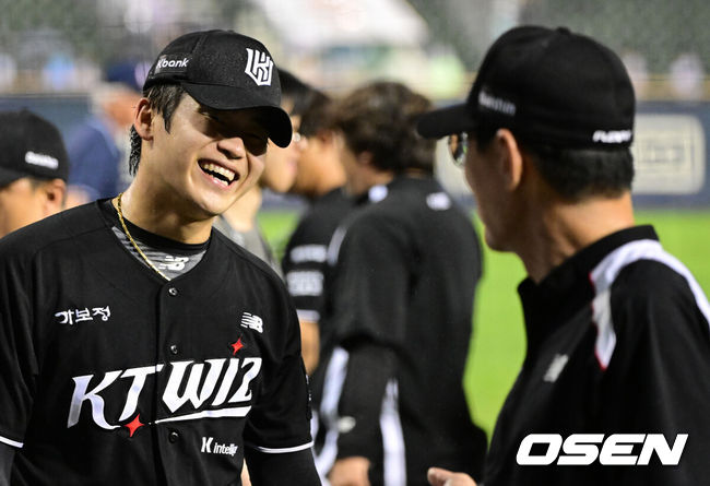 [OSEN=잠실, 지형준 기자] 프로야구 KT 위즈가 26일 서울 잠실구장에서 열린 2026 신한 SOL KBO리그 두산 베어스와의 시즌 4차전에서 6-0으로 승리했다.&nbsp;KT는 3연전 기선제압에 성공하며 시즌 28승 1무 19패를 기록했다. 원정경기 3연패를 끊고, 잠실구장 7연승을 질주했다. 반면 최근 4연패 수렁에 빠진 두산은 22승 1무 26패가 됐다.&nbsp;경기를 마치고 KT 박영현이 이강철 감독과 이야기를 나누며 미소짓고 있다. 2026.05.26&nbsp;/ jpnews@osen.co.kr