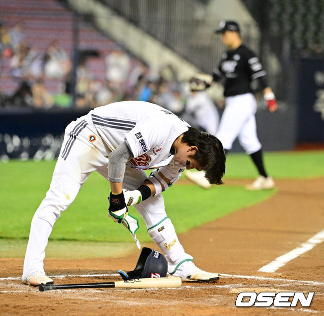 [OSEN=잠실, 지형준 기자] 26일 서울 잠실야구장에서 2026 신한 SOL KBO리그 두산 베어스와 KT 위즈의 경기가 열렸다.두산은 최민석, KT 보쉴리가 선발로 나섰다.6회말 2사 3루에서 두산 박찬호가스트라이크 낫아웃 삼진에 아쉬워하고 있다. 2026.05.26&nbsp;/ jpnews@osen.co.kr