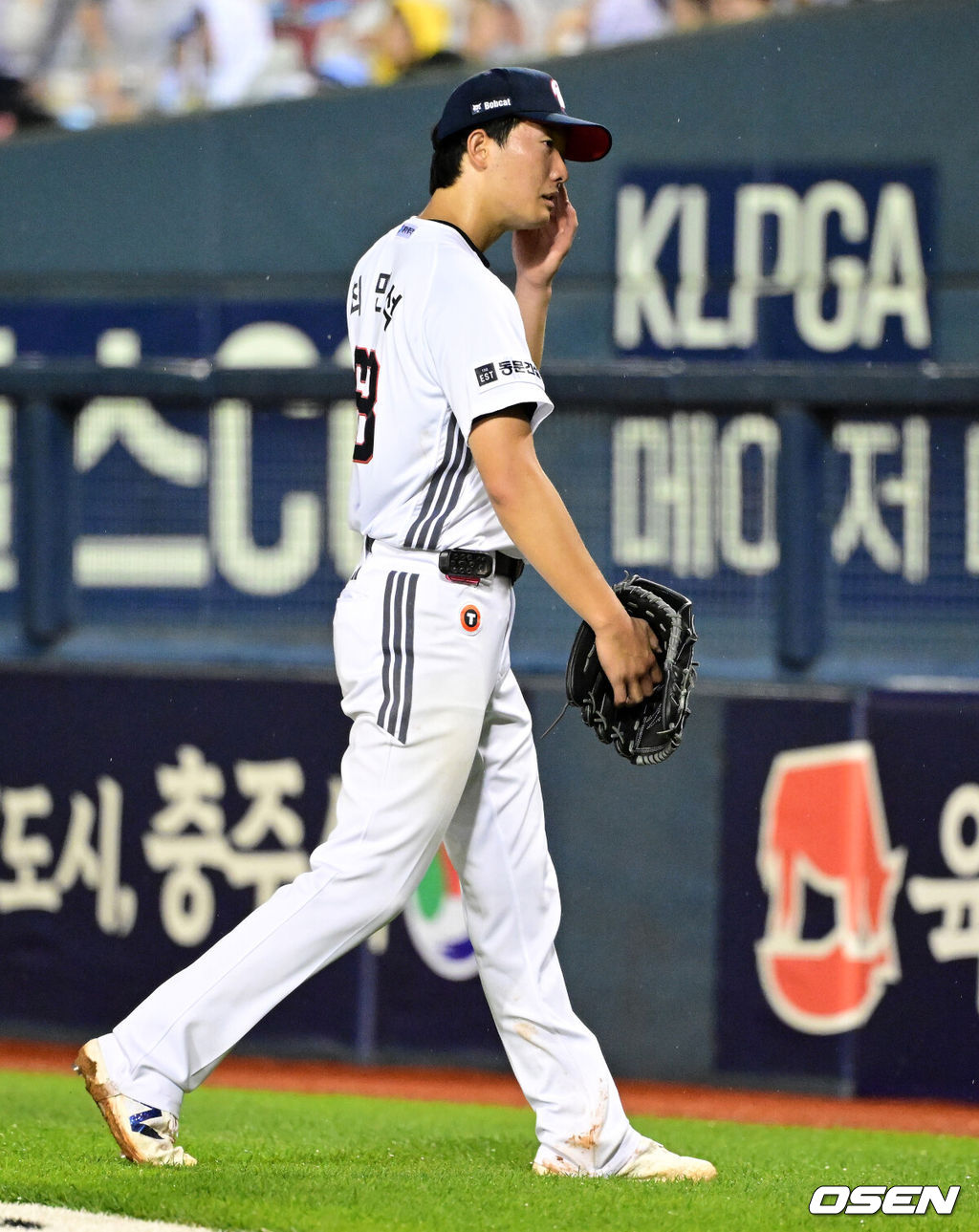 26일 서울 잠실야구장에서 2026 신한 SOL KBO리그 두산 베어스와 KT 위즈의 경기가 열렸다.두산은 최민석, KT 보쉴리가 선발로 나섰다.6회초 무사 3루에서 두산 최민석이 교체되고 있다. 2026.05.26 / jpnews@osen.co.kr