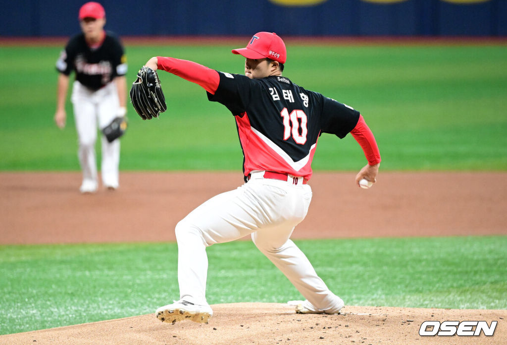 26일 오후 서울 고척스카이돔에서 2026 신한 SOL KBO 리그 키움 히어로즈와 KIA 타이거즈의 경기가 열렸다.이날 경기에 키움은 안우진을, KIA는 김태형을 선발투수로 내세웠다.1회말 KIA 김태형이 역투하고 있다.  2026.05.26 /cej@osen.co.kr