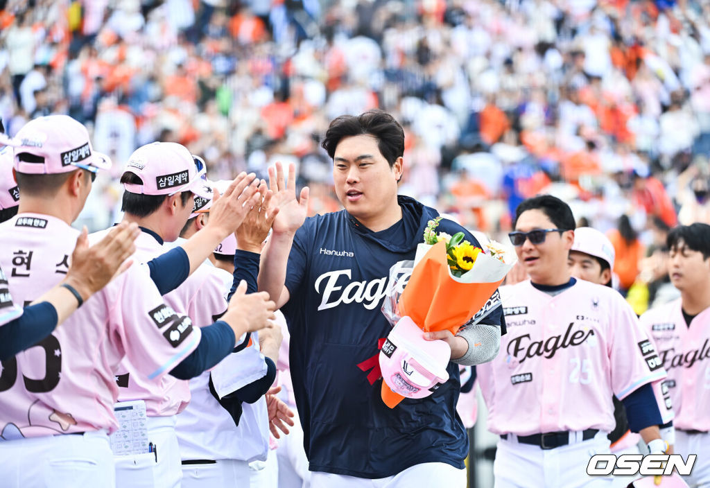 프로야구 한화 이글스가 두산 베어스와의 주말 3연전을 싹쓸이, 류현진의 한미 통산 200승까지 겹경사를 누렸다.김경문 감독이 이끄는 한화는 24일 대전 한화생명 볼파크에서 열린 두산과의 홈경기에서 승리했다. 이날 승리로 두산전을 모두 쓸어담은 한화는 3연승으로 시즌 전적 23승24패를 만들었다. 반면 두산은 4연승 후 3연패에 빠지며 22승25패1무가 됐다.경기종료 후 한미 통산 200승 달성한 류현진이 코칭스태프의 축하를 받고 있다. 2026.05.24 / soul1014@osen.co.kr