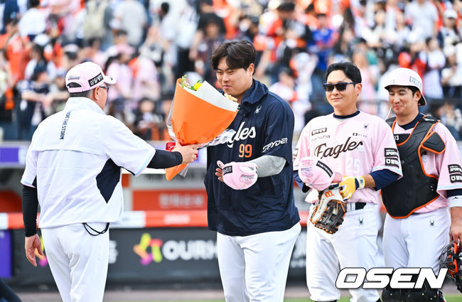  [OSEN=대전, 박준형 기자] 프로야구 한화 이글스가 두산 베어스와의 주말 3연전을 싹쓸이, 류현진의 한미 통산 200승까지 겹경사를 누렸다.김경문 감독이 이끄는 한화는 24일 대전 한화생명 볼파크에서 열린 두산과의 홈경기에서 승리했다. 이날 승리로 두산전을 모두 쓸어담은 한화는 3연승으로 시즌 전적 23승24패를 만들었다. 반면 두산은 4연승 후 3연패에 빠지며 22승25패1무가 됐다.경기종료 후 한미 통산 200승 달성한 류현진이 김경문 감독에게 축하 꽃다발을 전달 받고 있다.  2026.05.24 / soul1014@osen.co.kr
