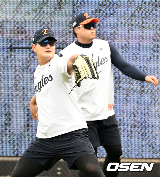 [OSEN=대전, 이대선 기자] 17일 오후 대전 한화생명볼파크에서 2025 신한 SOL Bank KBO리그 포스트시즌 플레이오프 1차전 한화 이글스와 삼성 라이온즈의 경기가 열렸다.한화는 폰세, 삼성은 가라비토를 선발 투수로 내세웠다.경기에 앞서 한화 김서현과 류현진이 캐치볼을 하고 있다. 2025.10.17 /sunday@osen.co.k