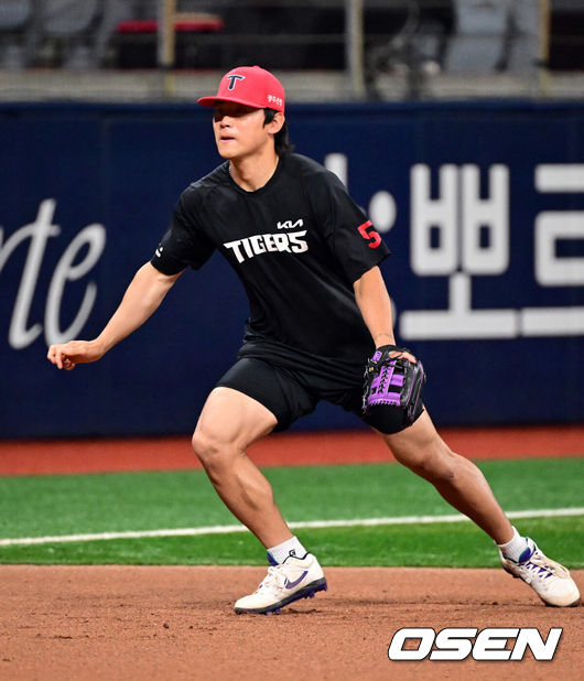 [OSEN=고척, 조은정 기자]26일 오후 서울 고척스카이돔에서 2026 신한 SOL KBO 리그 키움 히어로즈와 KIA 타이거즈의 경기가 열린다.이날 경기에서 키움은 안우진을, KIA는 김태형을 선발투수로 내세웠다.KIA 김도영이 훈련을 하고 있다. 2026.05.26 /cej@osen.co.kr