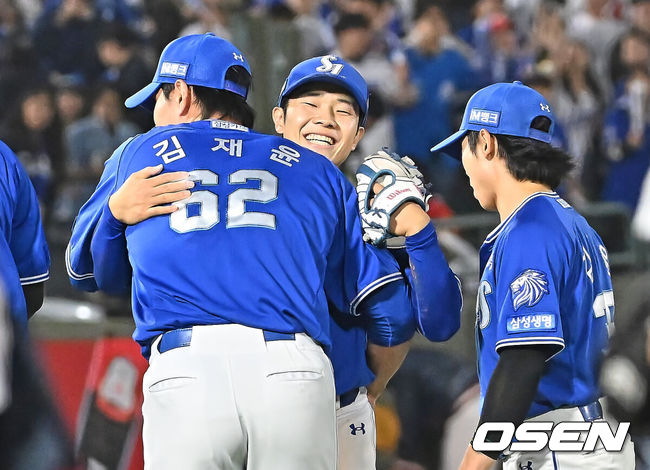 [OSEN=부산, 이석우 기자] 22일 부산 사직야구장에서 2026 신한 SOL KBO 리그 롯데 자이언츠와 삼성 라이온즈의 경기가 열렸다. 홈팀 롯데는 김진욱이, 방문팀 삼성은 오러클린이 선발 출전했다.삼성 라이온즈 김재윤이 롯데 자이언츠에 7-5로 승리한 후 김지찬과 포옹하고 있다. 2026.05.22 / foto0307@osen.co.kr