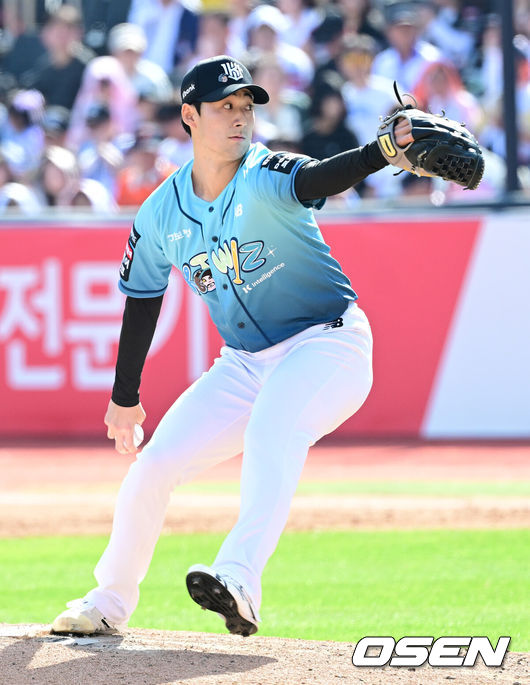 [OSEN=수원, 최규한 기자] 17일 수원 KT위즈파크에서 ‘2026 신한 SOL Bank KBO리그’ KT 위즈와 한화 이글스의 경기가 열렸다.홈팀 KT는 맷 사우어, 방문팀 한화는 류현진을 선발로 내세웠다.7회초 마운드에 오른 KT 스기모토가 힘차게 공을 뿌리고 있다. 2026.05.17 / dreamer@osen.co.kr