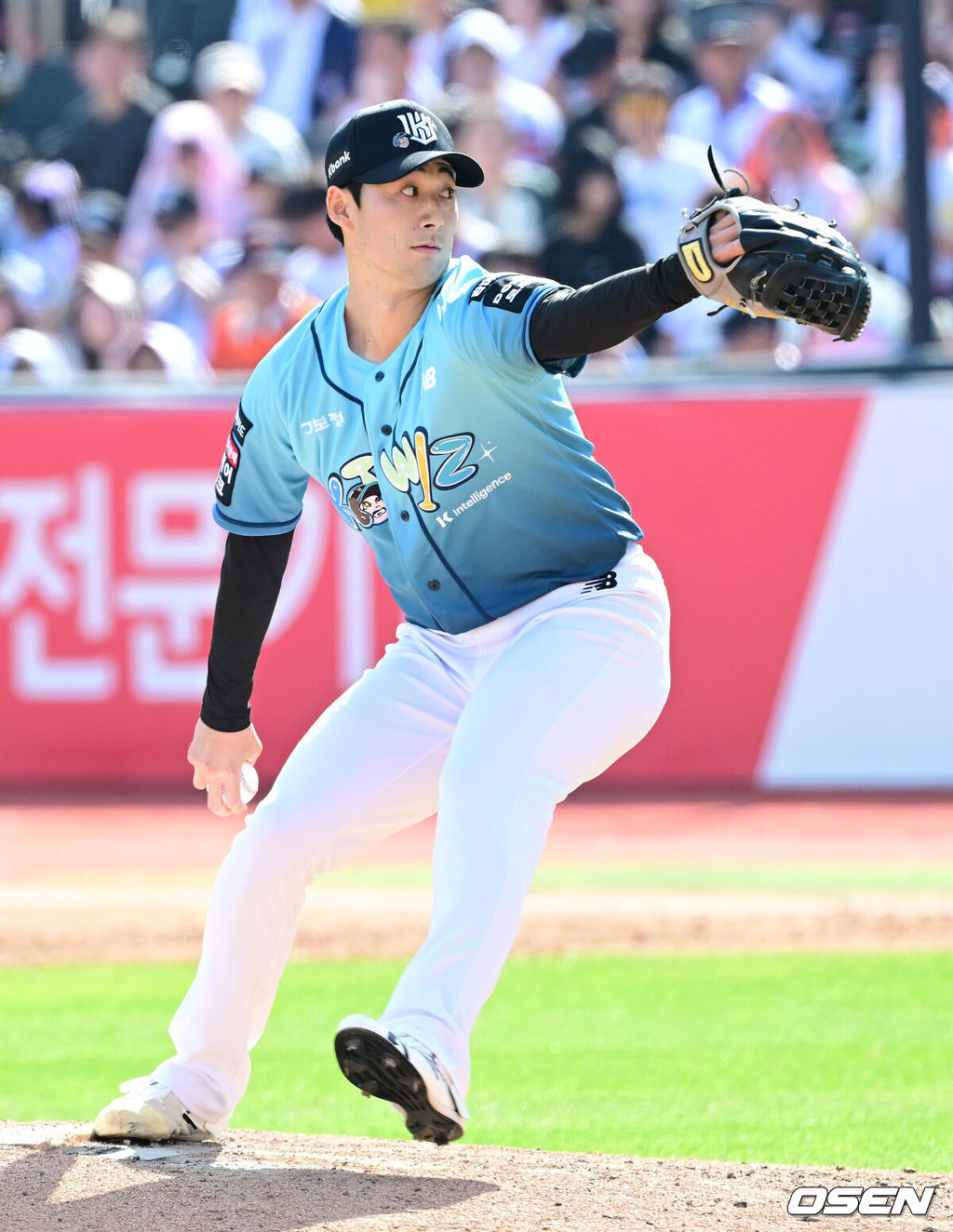 17일 수원 KT위즈파크에서 ‘2026 신한 SOL Bank KBO리그’ KT 위즈와 한화 이글스의 경기가 열렸다.홈팀 KT는 맷 사우어, 방문팀 한화는 류현진을 선발로 내세웠다.7회초 마운드에 오른 KT 스기모토가 힘차게 공을 뿌리고 있다. 2026.05.17 / dreamer@osen.co.kr