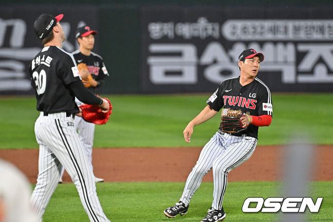 [OSEN=부산, 이석우 기자] 26일 부산 사직야구장에서 2026 신한 SOL KBO 리그 롯데 자이언츠와 LG 트윈스의 경기가 열렸다. 홈팀 롯데는 비슬리가, 방문팀 LG는 톨허스트가 선발 출전했다.LG 트윈스 오지환이 3회말 2사 3루 롯데 자이언츠 고승민의 유격수 왼쪽 내야 땅볼이 1루에서 세이프 판정이 나며 안타가 되자 톨허스트와 아쉬워하고 있다. 2026.05.26 / foto0307@osen.co.kr