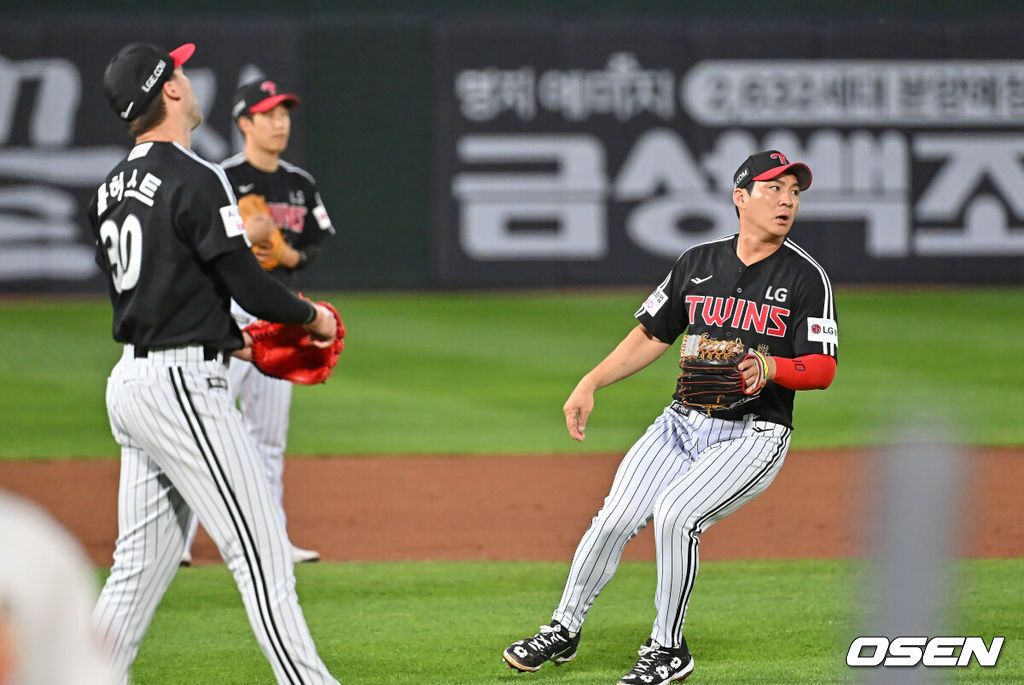 26일 부산 사직야구장에서 2026 신한 SOL KBO 리그 롯데 자이언츠와 LG 트윈스의 경기가 열렸다. 홈팀 롯데는 비슬리가, 방문팀 LG는 톨허스트가 선발 출전했다.LG 트윈스 오지환이 3회말 2사 3루 롯데 자이언츠 고승민의 유격수 왼쪽 내야 땅볼이 1루에서 세이프 판정이 나며 안타가 되자 톨허스트와 아쉬워하고 있다. 2026.05.26 / foto0307@osen.co.kr
