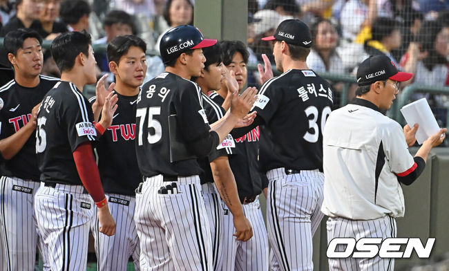 [OSEN=부산, 이석우 기자] 26일 부산 사직야구장에서 2026 신한 SOL KBO 리그 롯데 자이언츠와 LG 트윈스의 경기가 열렸다. 홈팀 롯데는 비슬리가, 방문팀 LG는 톨허스트가 선발 출전했다.LG 트윈스 선발 투수 톨허스트가 2회말 수비를 무실점으로 막고 하이파이브를 하고 있다. 2026.05.26 / foto0307@osen.co.kr