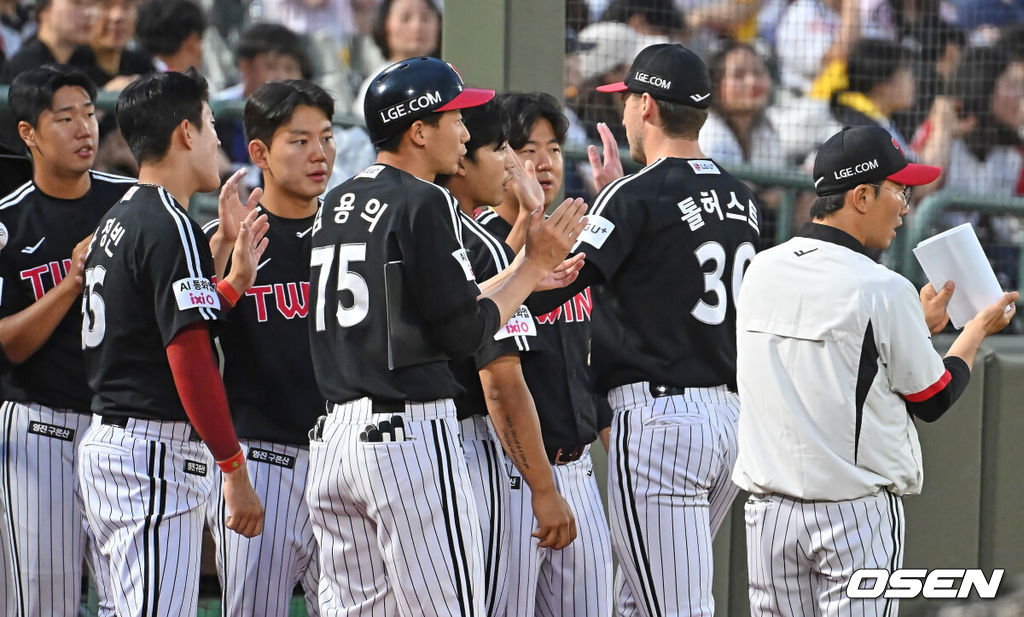 26일 부산 사직야구장에서 2026 신한 SOL KBO 리그 롯데 자이언츠와 LG 트윈스의 경기가 열렸다. 홈팀 롯데는 비슬리가, 방문팀 LG는 톨허스트가 선발 출전했다.LG 트윈스 선발 투수 톨허스트가 2회말 수비를 무실점으로 막고 하이파이브를 하고 있다. 2026.05.26 / foto0307@osen.co.kr